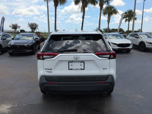 Used 2019 Toyota RAV4 XLE Premium FWD image 5