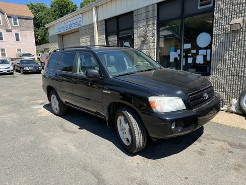Used 2005 Toyota Highlander 4WD V6 w/ 3rd Row image 2