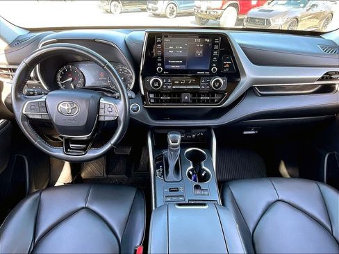 Used 2021 Toyota Highlander XLE AWD/4WD image 21