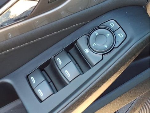 Used 2023 Chevrolet Traverse LT FWD image 17