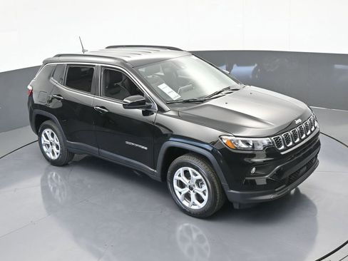 Used 2025 Jeep Compass Latitude image 41