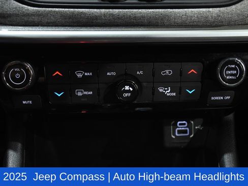 Used 2025 Jeep Compass Latitude w/ Sun & Sound Group AWD/4WD image 21
