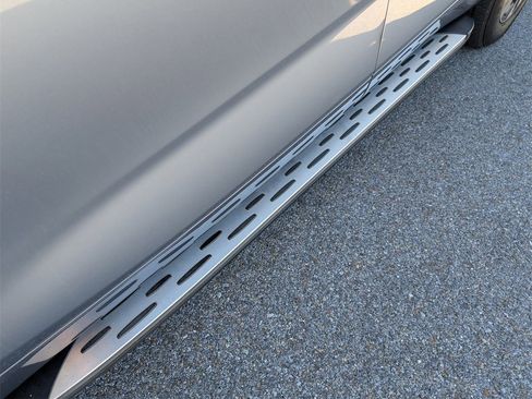 Used 2022 Toyota Highlander XLE image 9