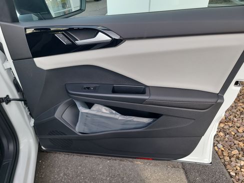 New 2025 Volkswagen Taos S image 7