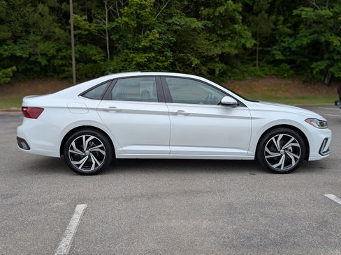 Used 2025 Volkswagen Jetta SEL FWD image 10