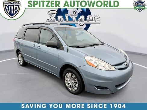 Used 2010 Toyota Sienna LE image 1
