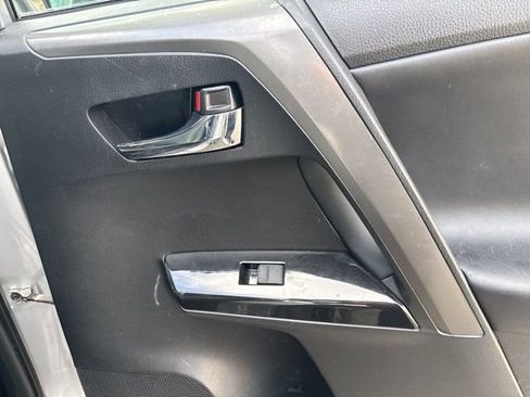 Used 2017 Toyota RAV4 SE image 14