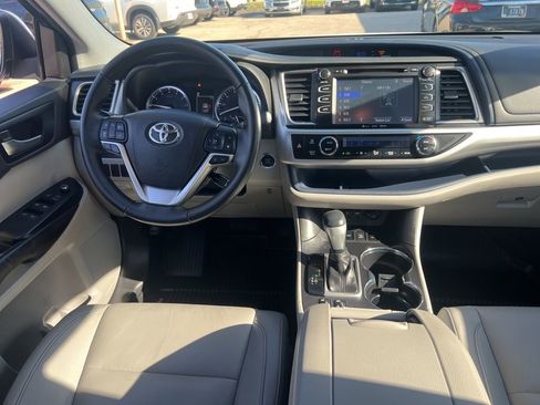 Used 2019 Toyota Highlander XLE image 18