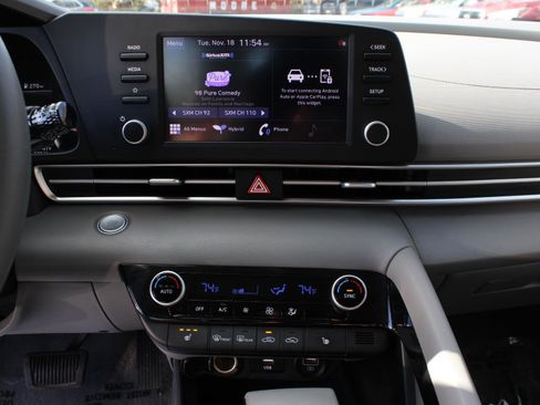 Used 2022 Hyundai Elantra Blue image 11