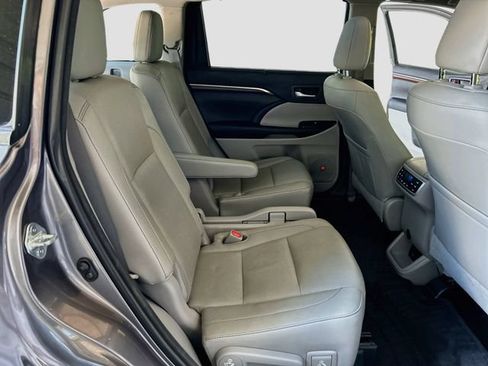 Used 2016 Toyota Highlander Limited Platinum FWD image 26