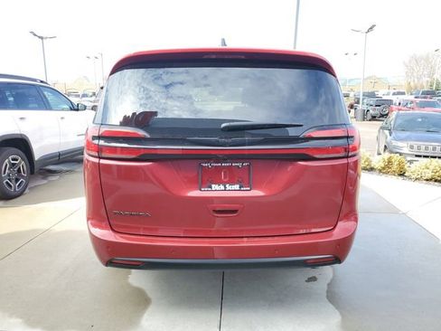 New 2026 Chrysler Pacifica Select image 6