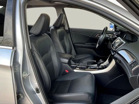 Used 2017 Honda Accord Touring image 29