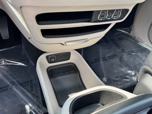 Used 2024 Chrysler Pacifica Touring-L FWD image 21