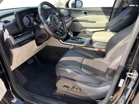 Used 2023 Kia Carnival LX FWD image 10