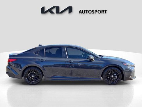 Used 2025 Toyota Camry SE image 4