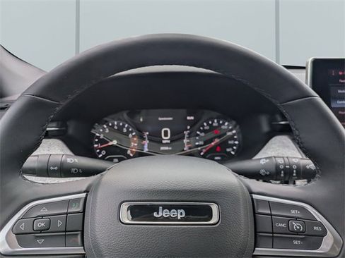 Used 2024 Jeep Compass Latitude image 31