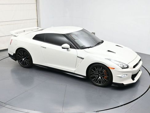 Certified 2024 Nissan GT-R Premium w/ Premium Interior Package AWD/4WD image 40