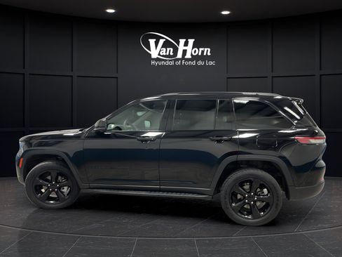 Used 2024 Jeep Grand Cherokee Limited w/ Luxury Tech Group II AWD/4WD image 4