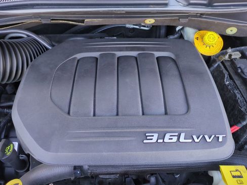 Used 2017 Dodge Grand Caravan SXT image 19