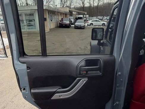 Used 2013 Jeep Wrangler Unlimited Rubicon image 16