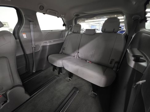 Used 2017 Toyota Sienna XLE Premium image 10
