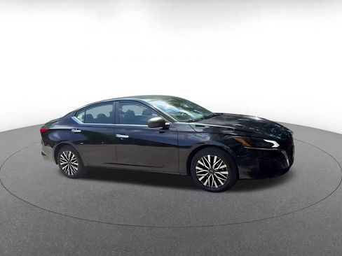 Used 2025 Nissan Altima 2.5 SV FWD image 14