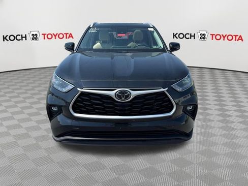 Used 2023 Toyota Highlander XLE AWD/4WD image 2