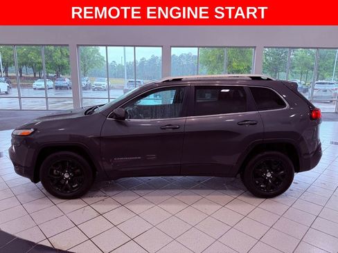 Used 2018 Jeep Cherokee Latitude Plus w/ Comfort/Convenience Group FWD image 4