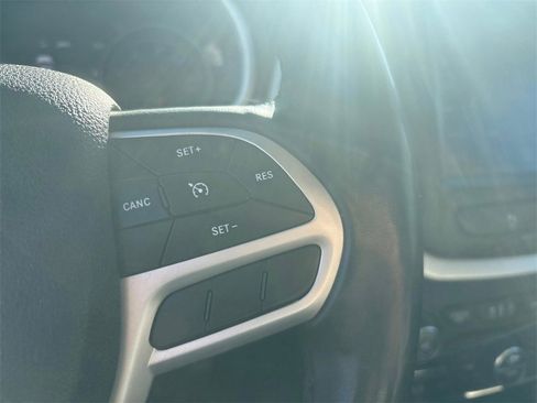 Used 2018 Jeep Cherokee Limited image 19