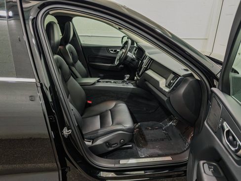 Used 2019 Volvo XC60 T5 Momentum w/ Multimedia Package AWD/4WD image 24