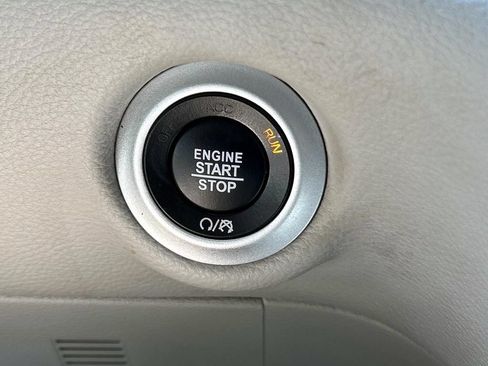Used 2022 Chrysler Pacifica Touring-L FWD image 27