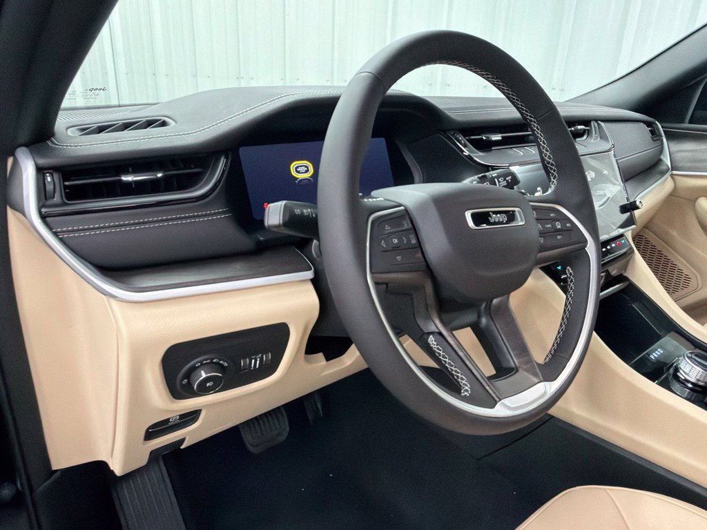 New 2027 Jeep Grand Cherokee Limited RWD image 14