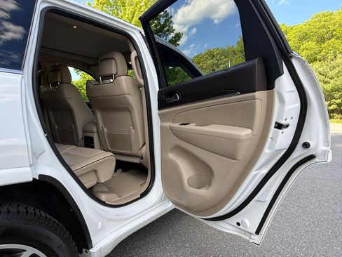 Used 2019 Jeep Grand Cherokee Overland AWD/4WD image 38