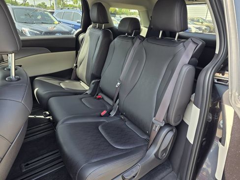 Used 2022 Kia Carnival LX FWD image 15