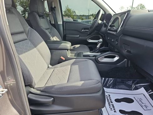Used 2025 Nissan Frontier SV RWD image 14