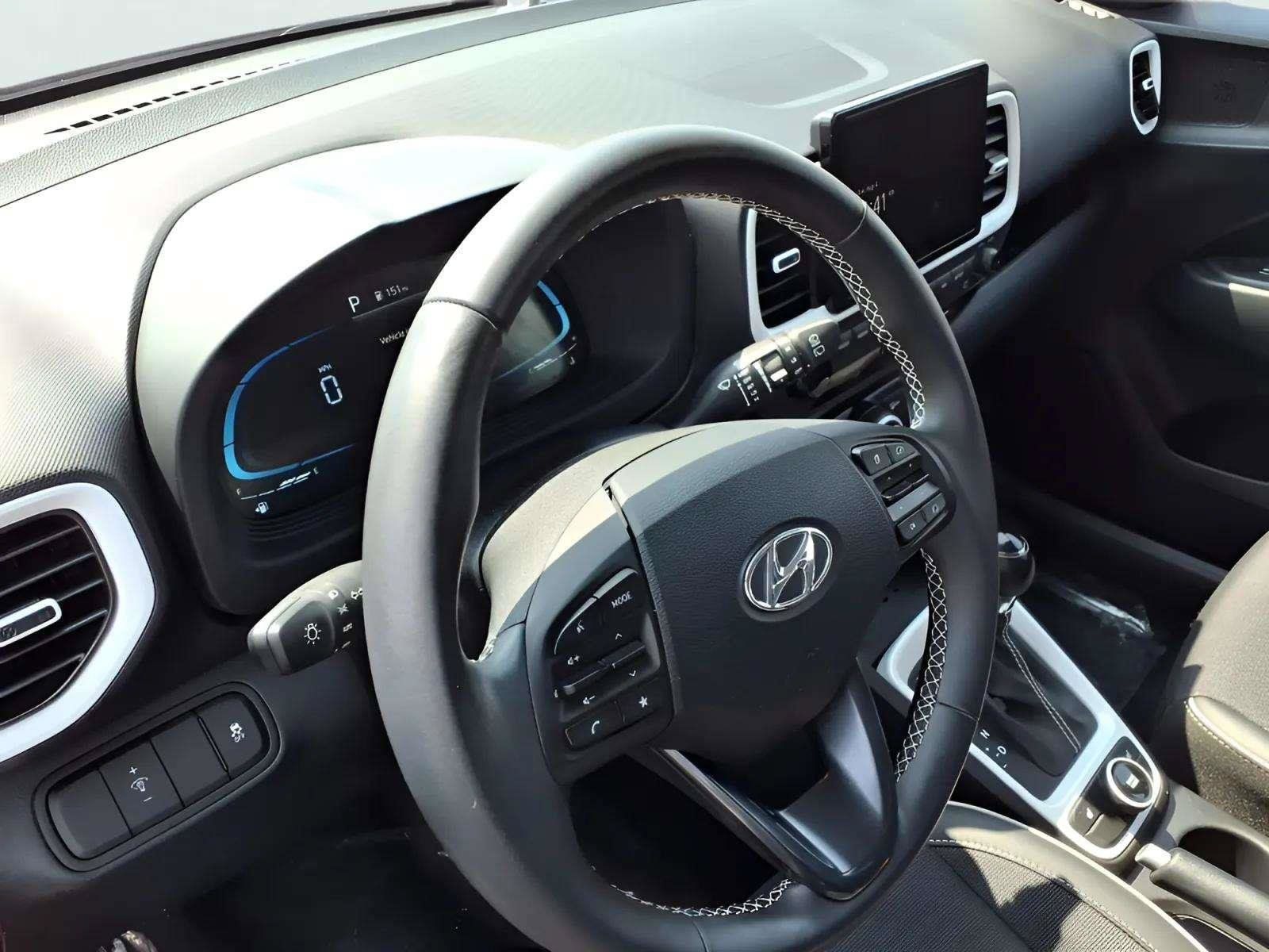Certified 2025 Hyundai Venue Limited FWD image 12