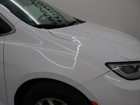 Used 2024 Chrysler Pacifica Touring-L FWD image 23