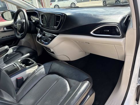 Used 2024 Chrysler Pacifica Touring-L FWD image 12