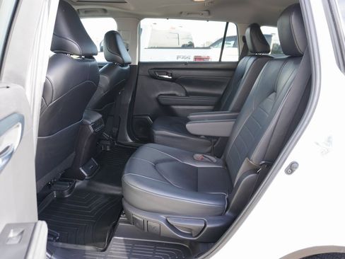 Used 2023 Toyota Highlander XLE image 20