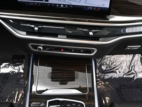 Used 2025 BMW X7 xDrive40i w/ Premium Package AWD/4WD image 16