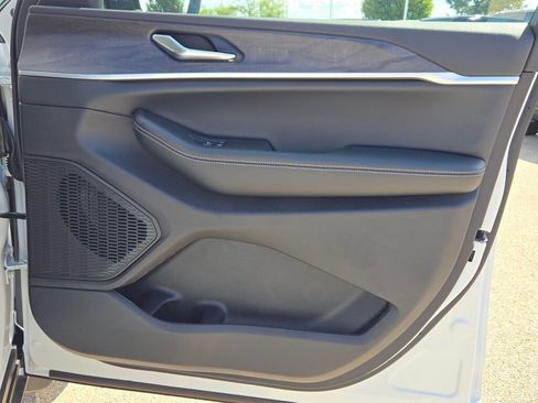 New 2025 Jeep Grand Cherokee Limited w/ MOPAR Finishing Package image 9