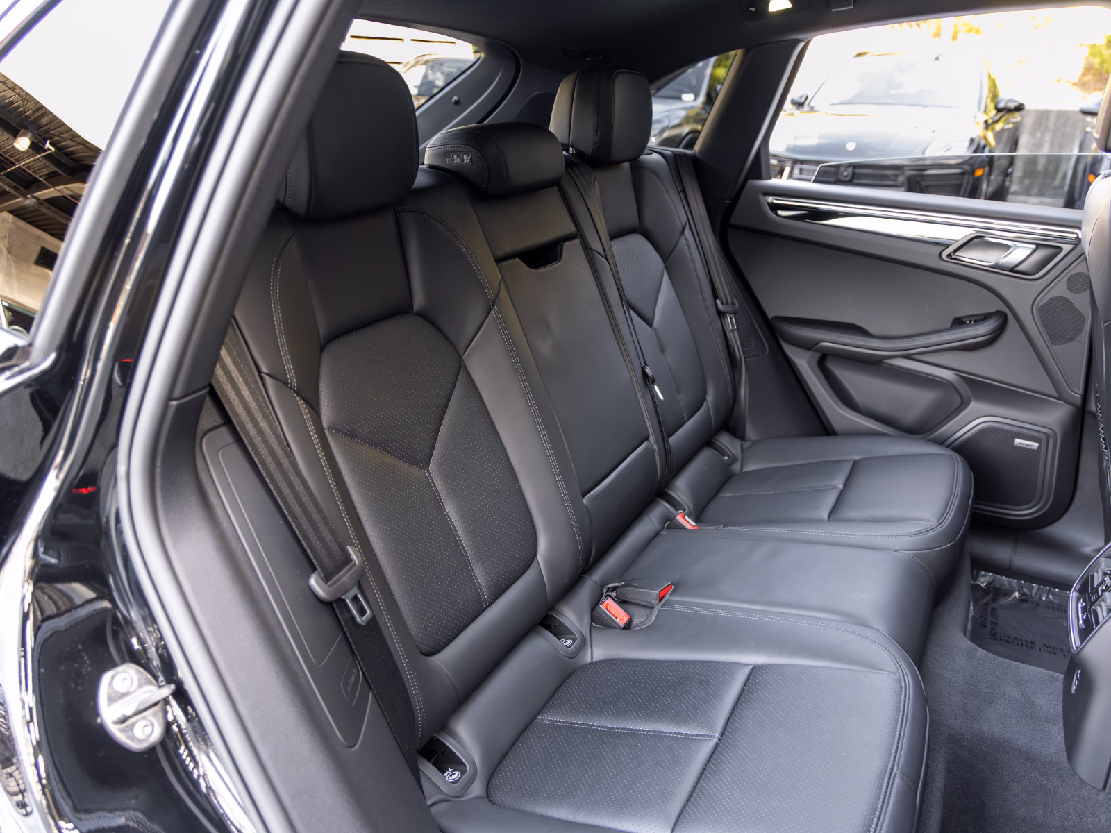 Certified 2025 Porsche Macan Turbo AWD/4WD image 61