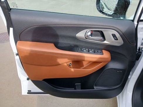 Used 2025 Chrysler Pacifica Pinnacle FWD image 12