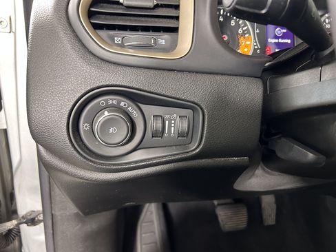 Used 2015 Jeep Renegade Latitude w/ Popular Equipment Group FWD image 17