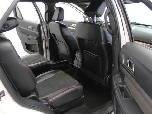 Used 2018 Ford Explorer XLT w/ Equipment Group 202A FWD image 16