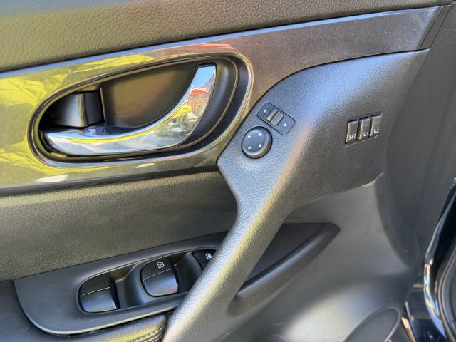 Used 2018 Nissan Rogue SV w/ Premium Package FWD image 17