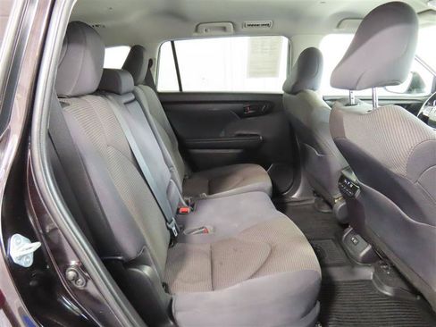 Used 2021 Toyota Highlander LE AWD/4WD image 30