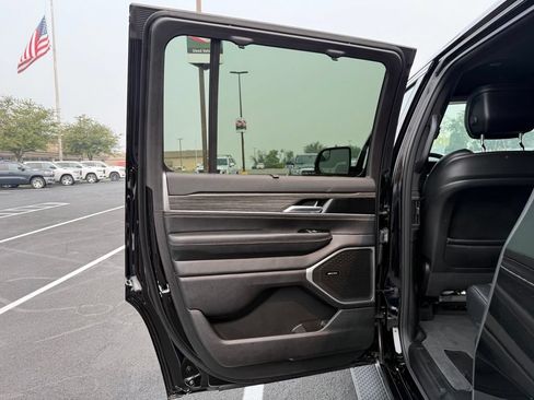 Used 2023 Jeep Wagoneer Series II w/ Convenience Group I AWD/4WD image 8