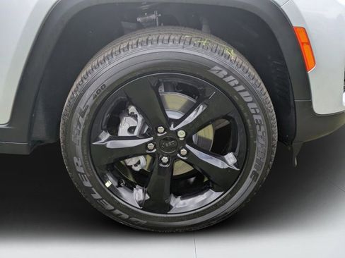 New 2025 Jeep Grand Cherokee Altitude image 9