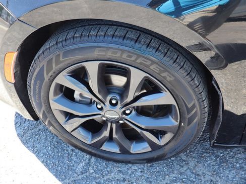 Used 2020 Chrysler Pacifica Touring-L Plus FWD image 15